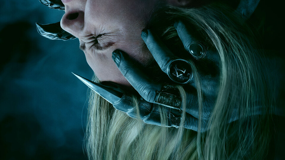 Visuel officiel du film Insidious Out of the Further dominé par une lumière rouge et une présence surnaturelle