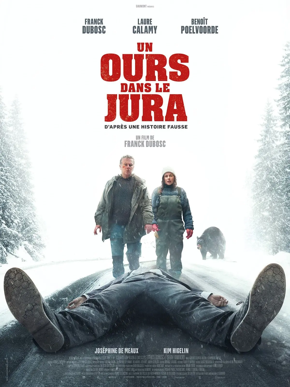 Affiche officielle du film Un ours dans le Jura avec les personnages dans un paysage enneigé